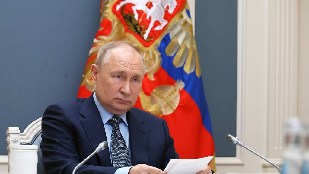HANDOUT - Der russische Präsident Wladimir Putin nimmt per Videokonferenz an einem außerordentlichen G20-Gipfel teil. Er hat Vorwürfe wegen seines Angriffskrieges gegen die Ukraine zurückgewiesen. Foto: Mikhail Klimentyev/Sputnik Kremlin Pool via AP/dpa - ACHTUNG: Nur zur redaktionellen Verwendung und nur mit vollständiger Nennung des vorstehenden Credits