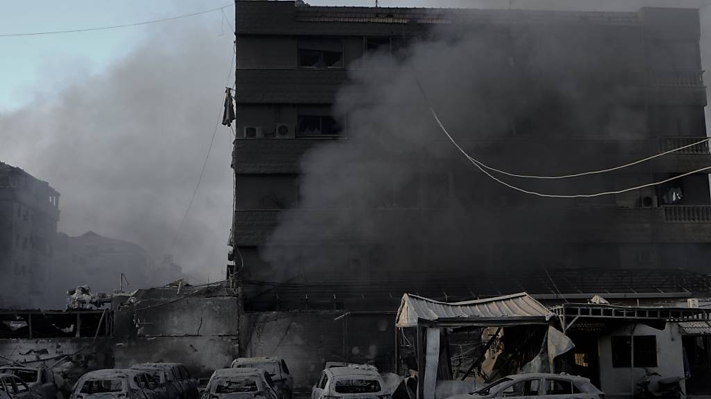 dpatopbilder - Rauch steigt nach israelischen Luftangriffen in Beirut auf. Foto: Bilal Hussein/AP