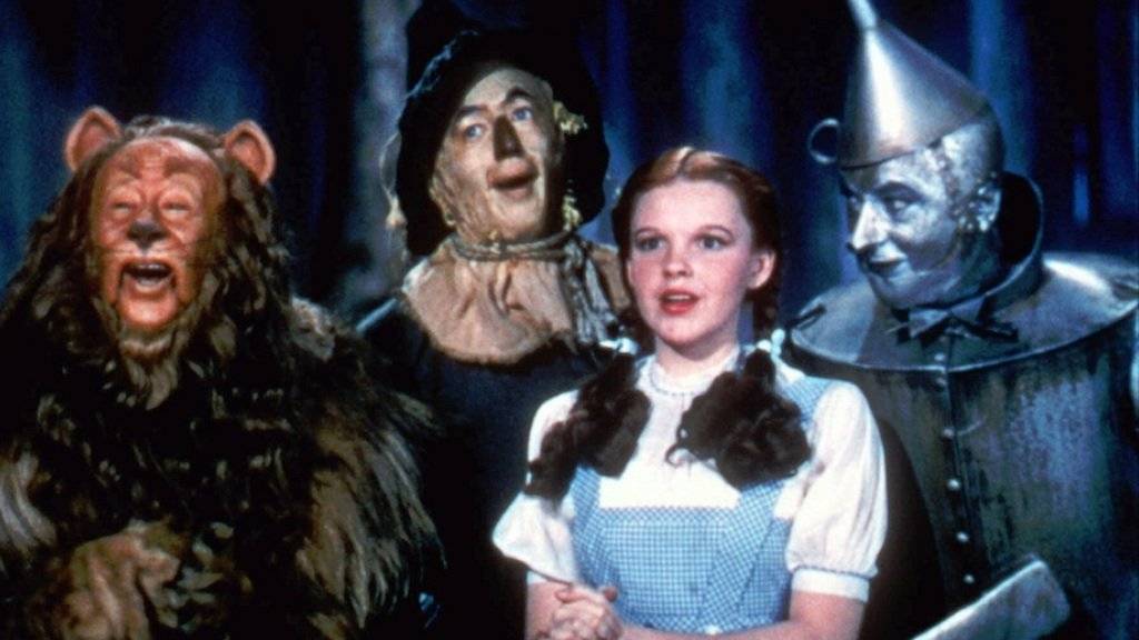 Dank Crowdfunding können die Schuhe von Dorothy (2.v.r.) aus dem Film «The Wizard of Oz» restauriert werden. Und weil noch Geld übrig ist, reicht's auch für eine Auffrischung des Vogelscheuchenkostüms (2.v.l./Archivbild)