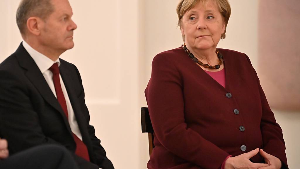dpatopbilder - Sind für Deutschland im Duett beim G20-Gipfel in Rom: Bundeskanzlerin Angela Merkel (CDU) und Finanzminister Olaf Scholz (SPD). Foto: Bernd Von Jutrczenka/dpa