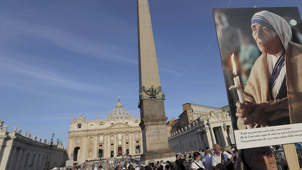 Zehntausende Gläubige strömten zum Petersplatz in Rom, um der Heiligsprechung von Mutter Teresa beizuwohnen.