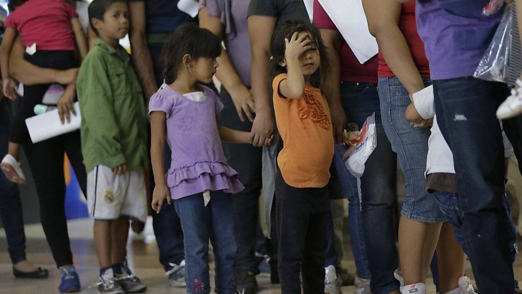 Mexikanische Immigranten warten and der amerikanischen Grenze. (Archiv 2014) Eine neue Untersuchung zeigt, dass heute mehr Mexikaner aus den USA nach Mexiko zurückkehren, als in die USA einwandern.