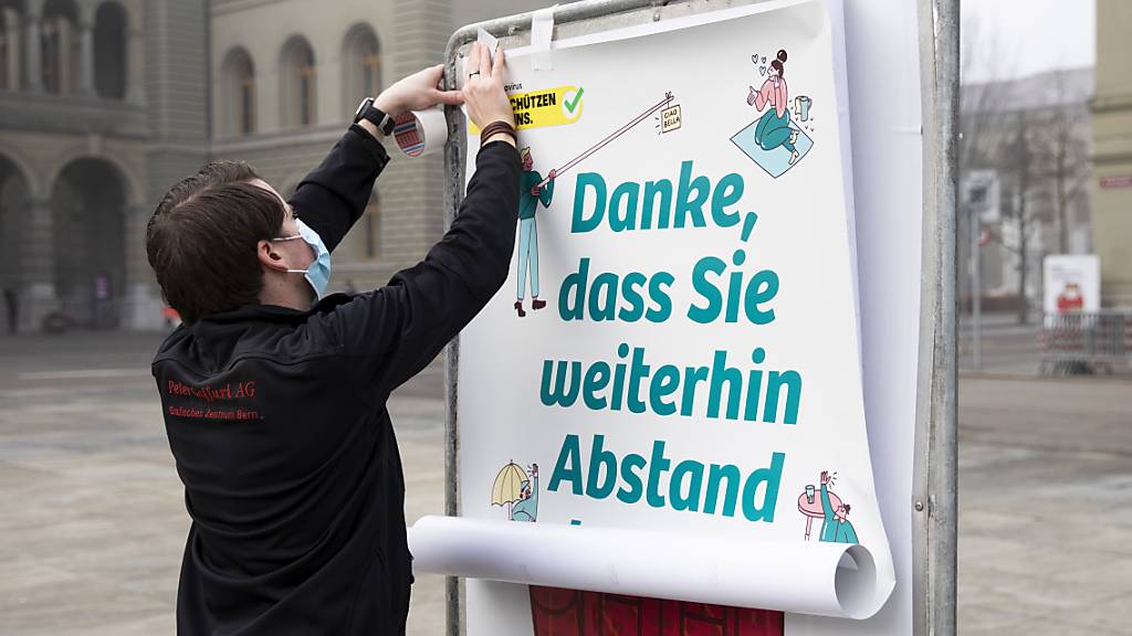 Das Bundesamt für Gesundheit fordert die Bevölkerung in der Corona-Pandemie mit Plakaten wie hier auf dem Bundesplatz in Bern dazu auf, trotz Lockerungsmassnahmen weiterhin achtsam zu sein.
