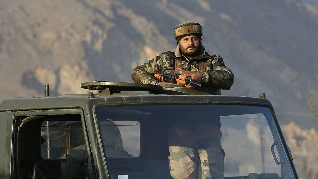 Ein indischer Soldat hält Wache während der Feuergefechte nahe der Stadt Srinagar im indischen Teil Kaschmirs.