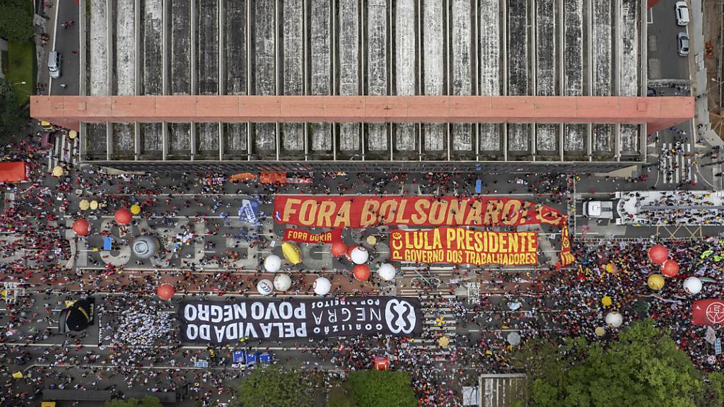 Demonstranten protestieren in Sao Paulo gegen den brasilianischen Präsidenten Jair Bolsonaro. Foto: Andre Penner/AP/dpa