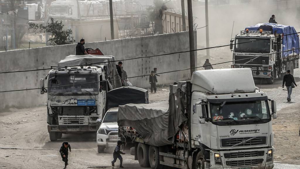 ARCHIV - Lastwagen mit Hilfsgütern fahren über den Grenzübergang Kerem Schalom in den Gazastreifen ein. Foto: Abed Rahim Khatib/dpa