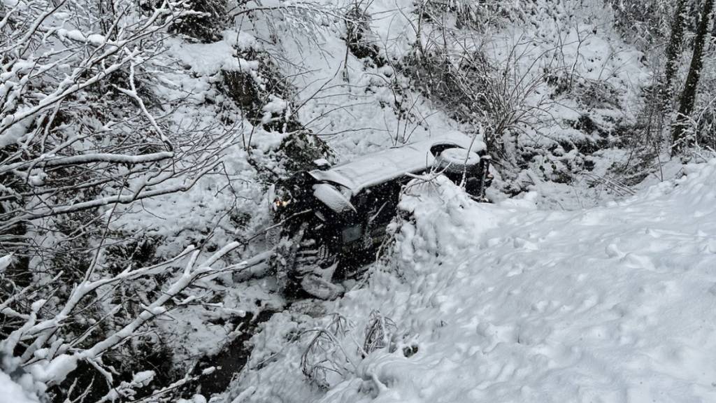 In Entlebuch kam ein Auto am Mittwochmorgen von der Strasse ab und landete in einem Bachbeet.