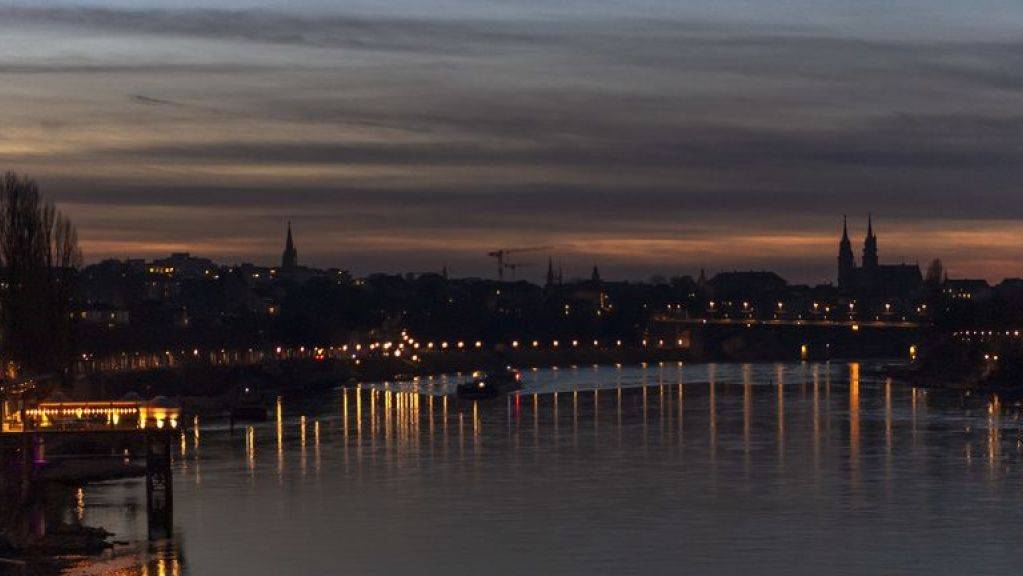 Der Rhein bei Basel im Abendlicht. Unsichtbar sind die Medikamentenrückstände, die er enthält. Sie stammen aus der Pharmaindustrie, wie Forscher erstmals nachgewiesen haben (Archivbild).