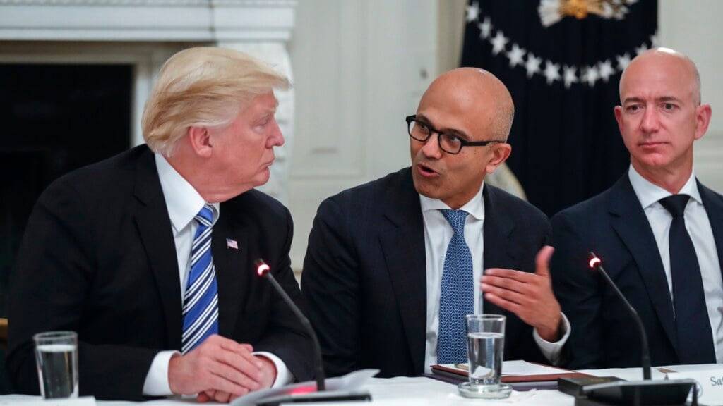 US-Präsident Donald Trump (links) sagt, er denke, die Tech-Konzerne würden «sehr glücklich» über die neue Regelung sein. Im Bild spricht er mit Microsoft-Chef Satya Nadella und Amazon-Gründer Jeff Bezos (rechts). (Archivbild)