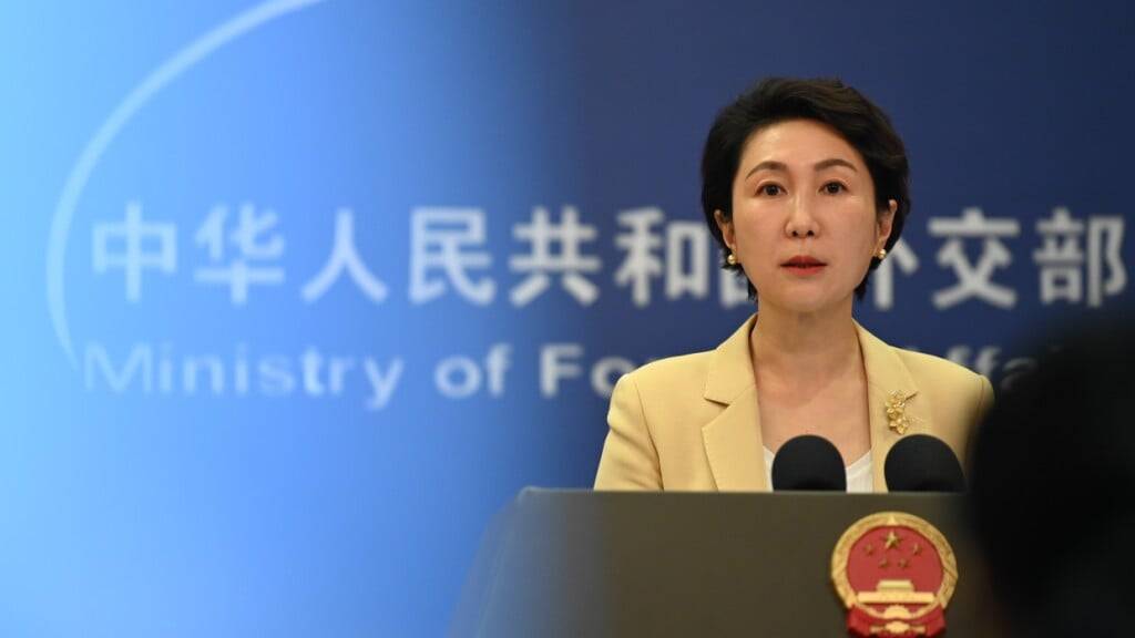 Mao Ning, Sprecherin des chinesischen Außenamtes, spricht vor Journalisten. Nach Äußerungen von Vize-Bundeskanzler Klingbeil (SPD) über Deutschlands Sorgen hinsichtlich einer militärischen Eskalation zwischen China und Taiwan, betonte Mao, dass die Taiwan-Frage eine innerchinesische Angelegenheit sei. Foto: Johannes Neudecker/dpa