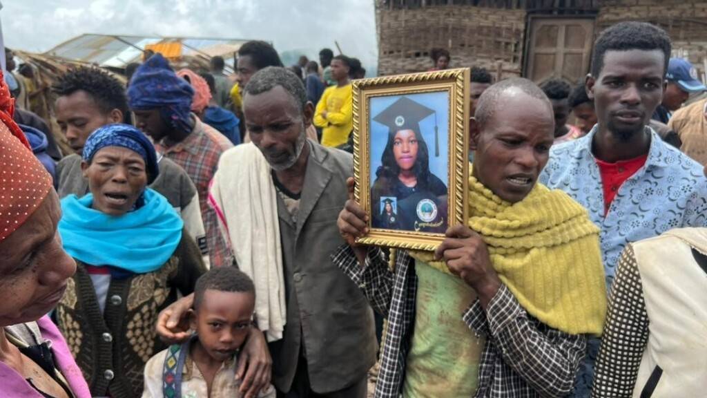 Die Einwohner Äthiopiens halten nach Erdrutschen mit mindestens 229 Toten ein Massen-Begräbnis ab. Foto: Samuel Getachew/dpa