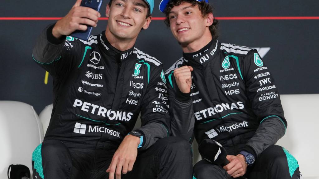 George Russell und sein Mercedes-Teamkollege Kimi Antonelli machen gemeinsam ein Selfie