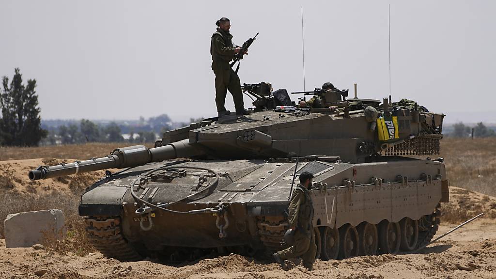 ARCHIV - Israelische Soldaten sind in der Nähe der Grenze zum Gazastreifen im Süden Israels zu sehen. Foto: Tsafrir Abayov/AP/dpa