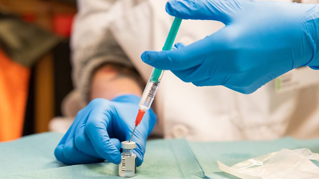 Laut dem Bundesamt für Gesundheit werden im Februar nur halb so viele Menschen gegen Covid-19 geimpft wie ursprünglich geplant. Grund sind Lieferengpässe der Impfstoffhersteller. (Archivbild)