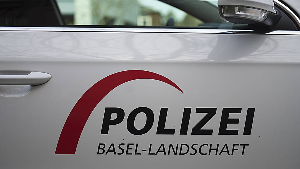 Bei einem Chemieunfall ist am Freitagabend in Bubendorf BL ein 21-jähriger Mann verletzt worden. Gemäss Angaben der Polizei war aufgrund einer chemischen Reaktion ein Fass mit Abfällen geborsten.