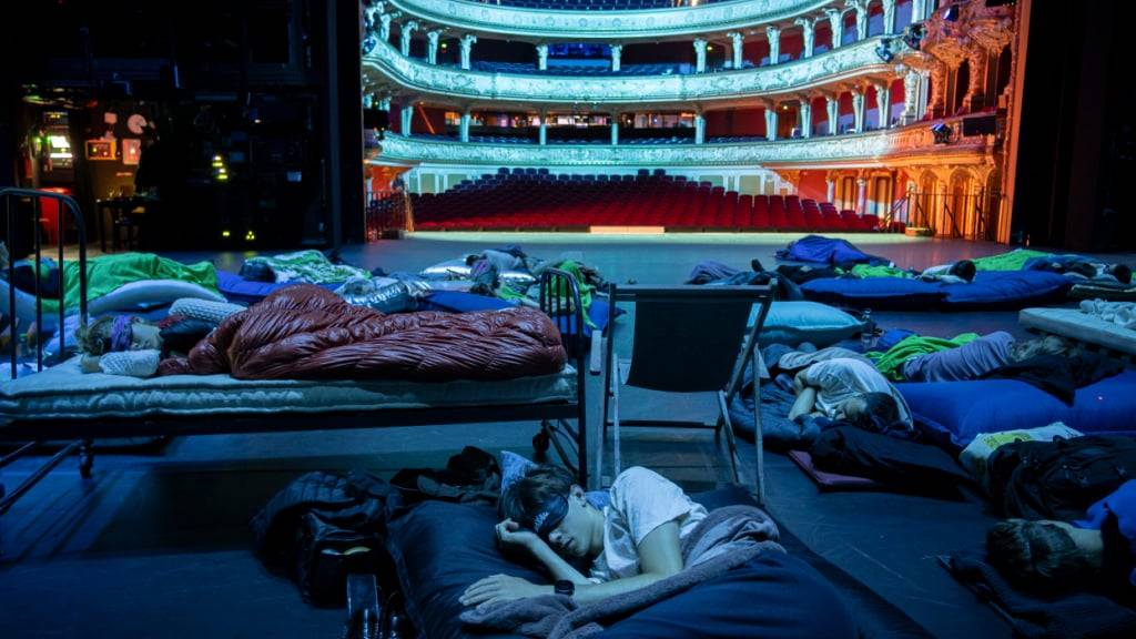 Die Zürcher Oper will neues Publikum anlocken - und wurde in der Nacht auf Samstag deshalb zum Schlafsaal. Am Samstag gab es dann Yoga auf der Hauptbühne.