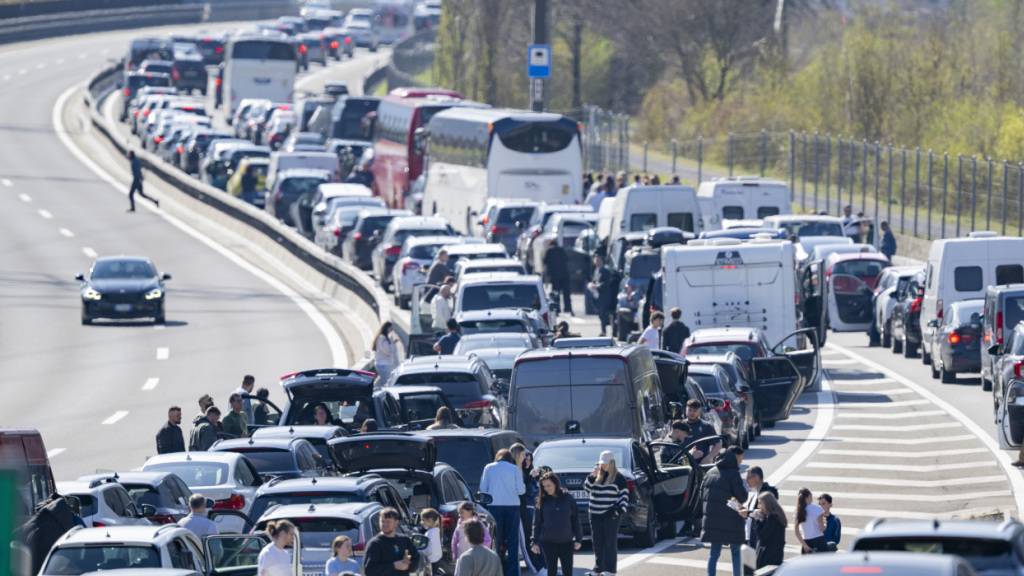 Die Autokolonne vor dem Gotthard-Südportal hat am Freitag erneut eine Länge von zehn Kilometern erreicht. (Archivbild)