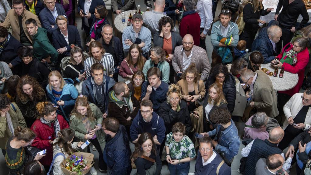 Die Besucher warten im Luzerner Regierungsgebäude auf die Wahlergebnisse. (Archivfoto)