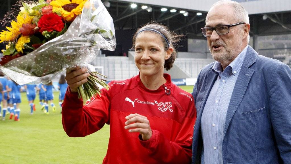 2015 war Daniela Schwarz (links) noch bei ihrem letzten Länderspiel vom damaligen Verbandspräsidenten Peter Gillieron geehrt worden. 2019 gewinnt sie mit dem Gigathlon eine der härtesten Prüfungen im hiesigen Ausdauersport