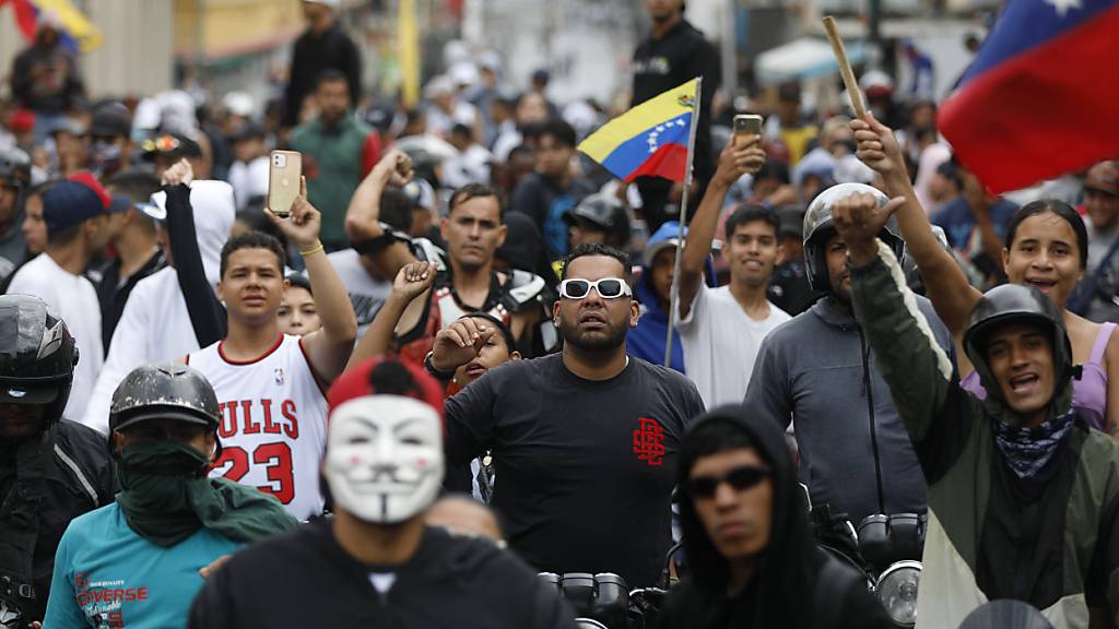 dpatopbilder - Demonstranten rufen Parolen während einer Demonstration gegen die Regierung des Präsidenten Maduro, nach den venezolanischen Präsidentschaftswahlen. Foto: Jeampier Arguinzones/dpa