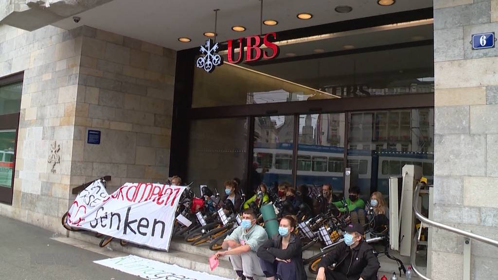 Erinnert an Berner-Protest-Camp: Rund 200 Klimaaktivisten blockieren Zürcher Paradenplatz