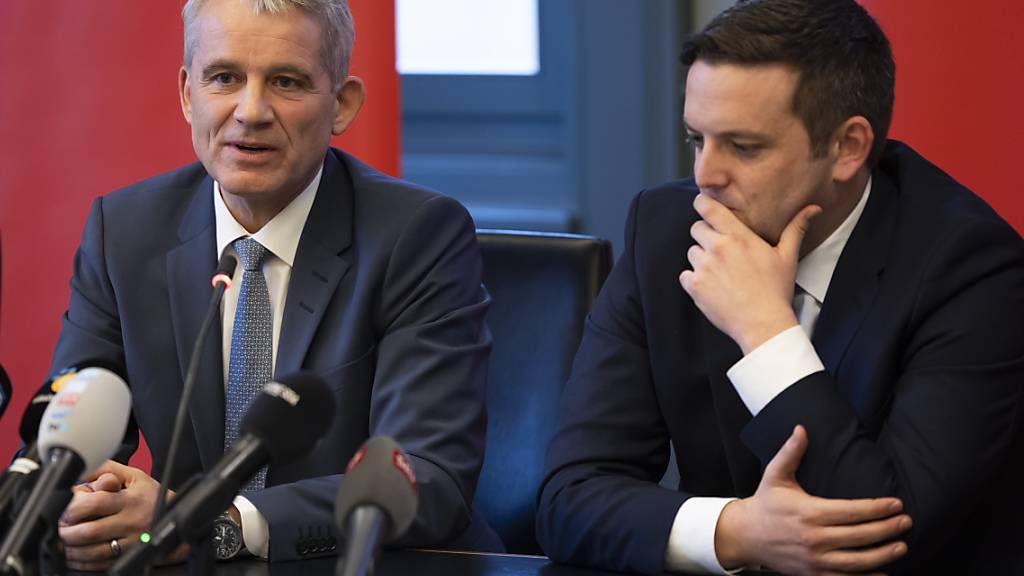 Beat Jans (rechts) und Jon Pult nach ihrer Nomination durch die SP-Fraktion am 25. November. (Archivbild)