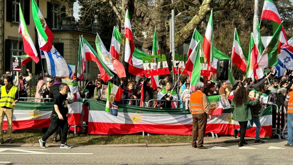 200 Personen demonstrieren in Bern gegen das iranische Regime