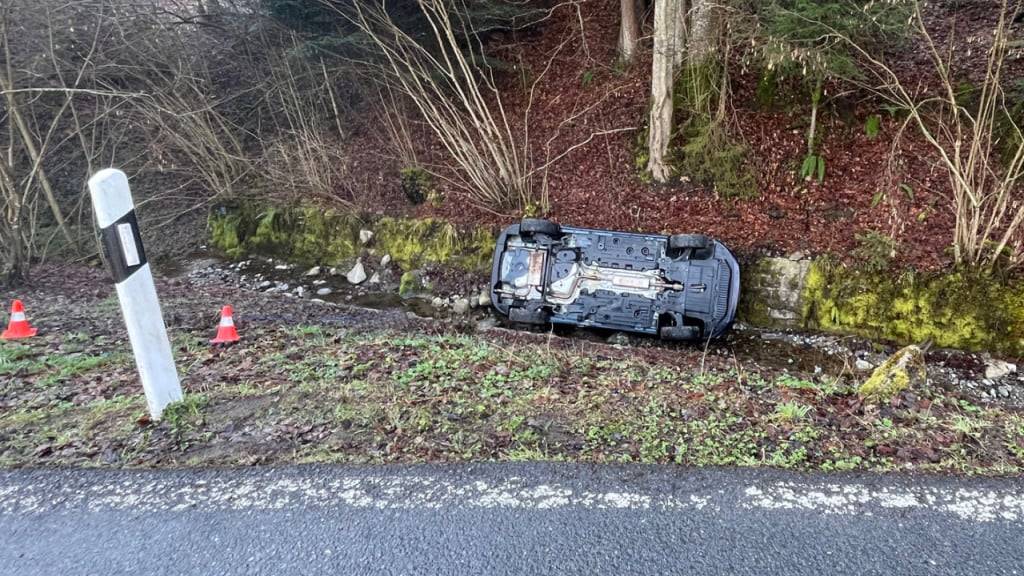 Das Auto landete in einem Bachbett, der Lenker blieb unverletzt.