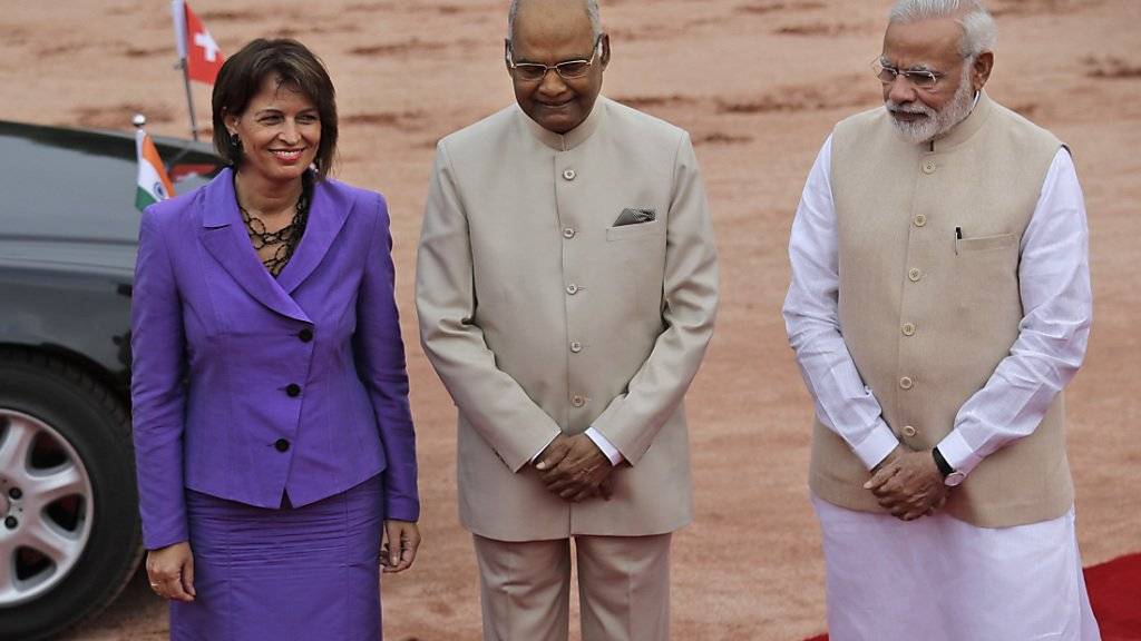 Bundespräsidentin Doris Leuthard wird in Neu Delhi empfangen von Indiens Präsident Ram Nath Kovind (m) und Regierungschef Narendra Modi (r).
