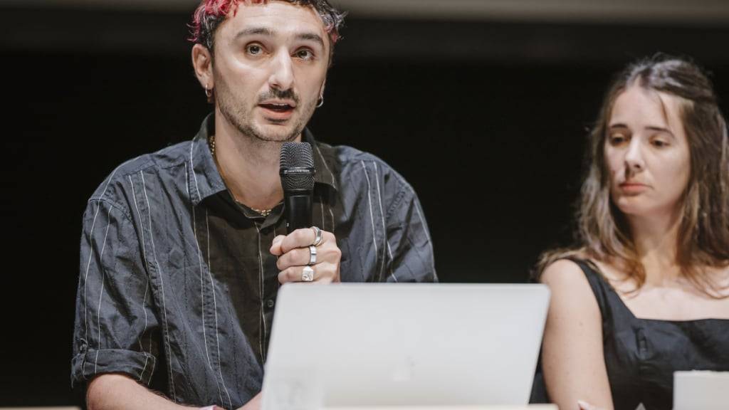 Nico Alexandroff von Border Forensics (l.) erläuterte der Presse am Montag die Einzelheiten der Videoanalyse zum Fall eines dunkelhäutigen Mannes, der 2021 in Morges VD nach Schüssen durch die Polizei gestorben war.