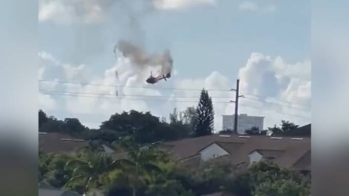 Helikopter stürzt direkt auf Wohnhaus – zwei Todesopfer