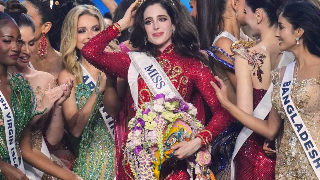 dpatopbilder - Fatima Bosch (M) wird nach ihrem Sieg bei der Miss Universe-Wahl 2025 von den anderen Teilnehmerinnen gefeiert. Foto: Sakchai Lalit/AP/dpa