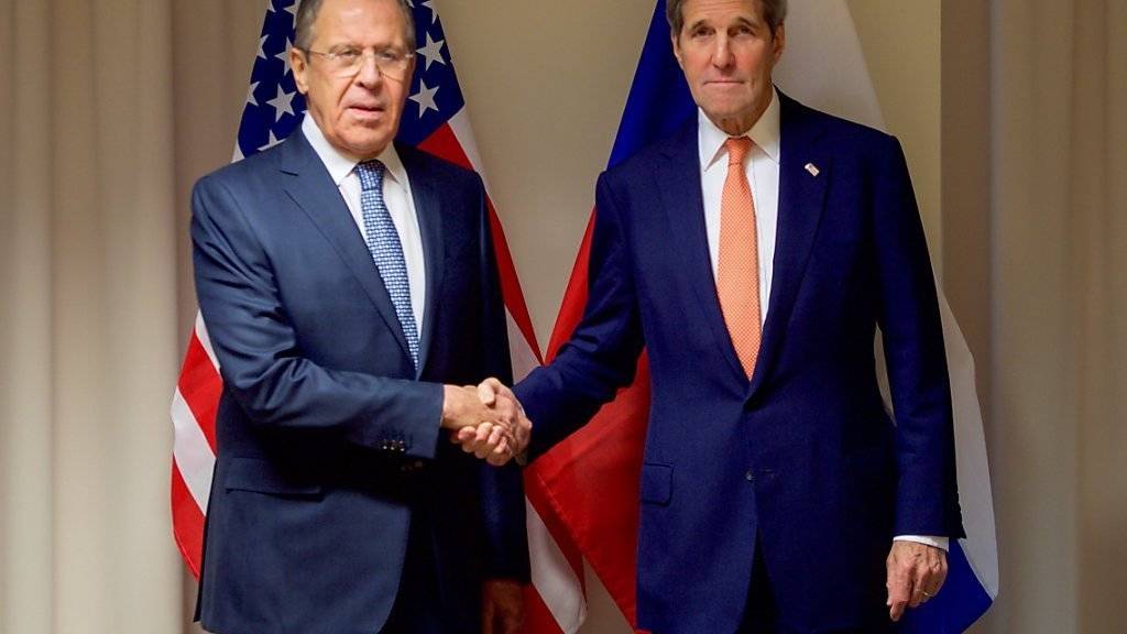 Lawrow (l) und Kerry wollen sich am Donnerstag und Freitag zu Verhandlungen über den Syrien-Krieg in Genf treffen. (Archivbild)