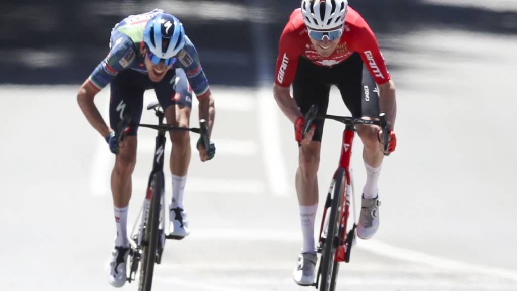 Der Schweizer Strassenmeister Mauro Schmid (rechts) sprintet in der 2. Etappe der Tour Down Under aufs Podest