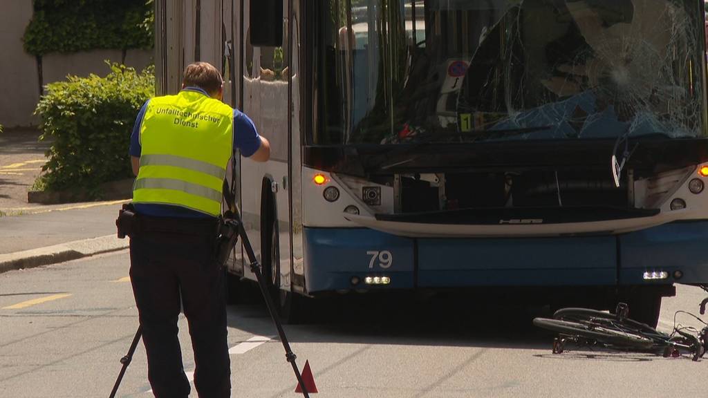 Velofahrer wird bei Zusammenstoss mit Bus im Kreis 10 schwer verletzt