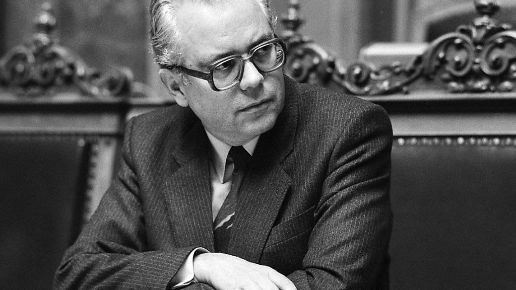 Der Sozialdemokrat Walter Buser (1926-2019) als Bundeskanzler während der Winteression im Nationalrat 1985. (Archivbild)