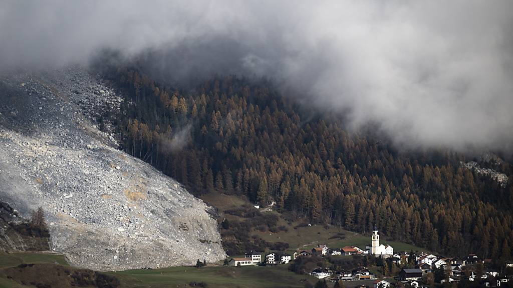 Wann kommt der Berg? Ab kommendem Sonntag muss Brienz GR geräumt sein. Eine riesige Steinlawine droht das Dorf zu zerstören.