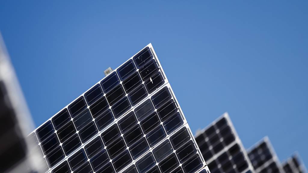 Der Kanton Bern möchte Photovoltaik-Grossanlagen in den Alpen ermöglichen. (Symbolbild)