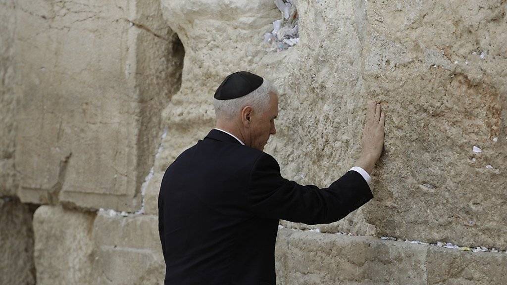 US-Vizepräsident Pence verharrt im Gebet an der Klagemauer.