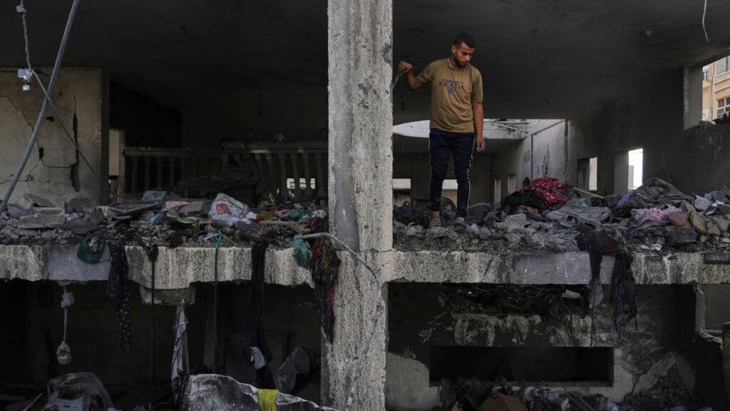 ARCHIV - Palästinenser inspizieren die Trümmer des durch israelische Luftangriffe zerstörten Hauses der Familie Al-Aimawi in Al-Zawaideh, Gazastreifen. Foto: Abdel Kareem Hana/AP/dpa