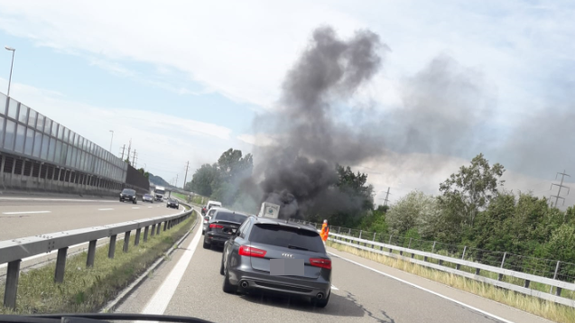 Stau nach Lieferwagen-Brand auf A13