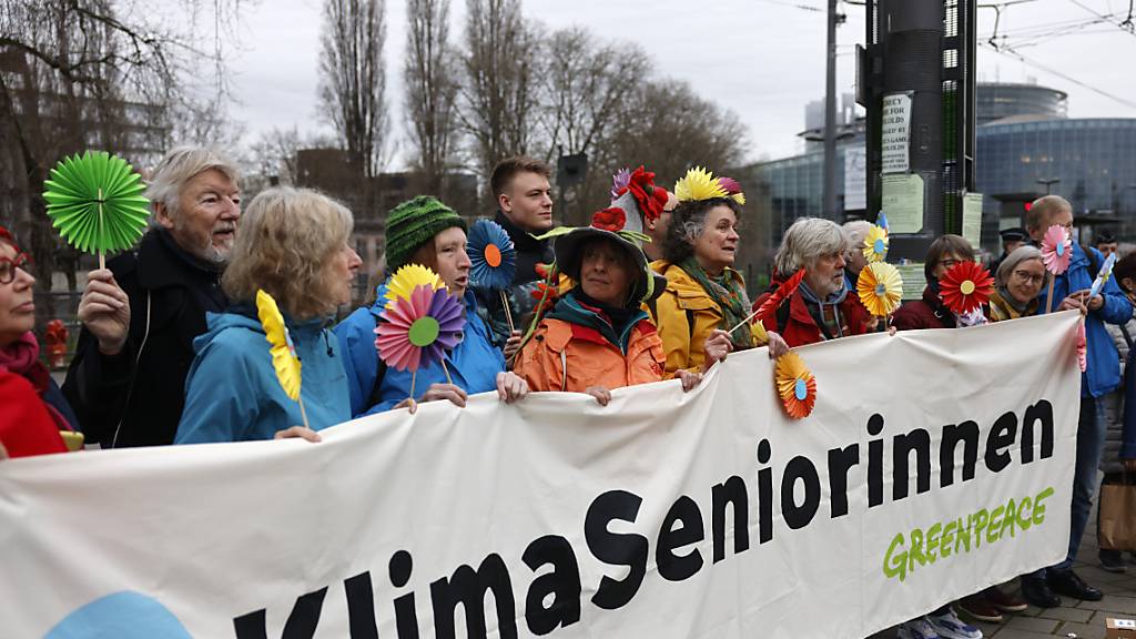 Klimaseniorinnen verfolgen Anhörung mit grosser Delegation