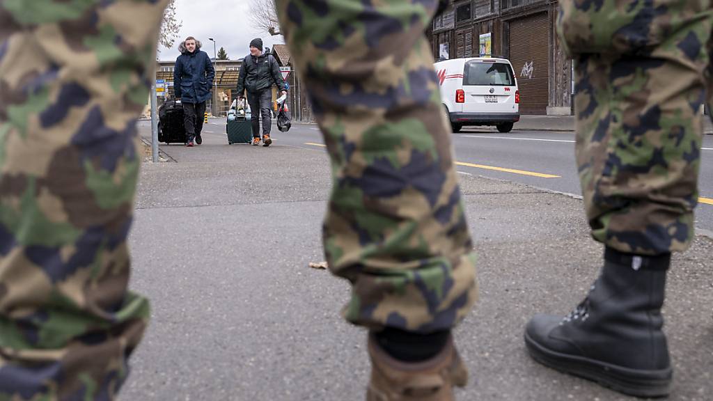 Der Bundesrat will die Dauer von Rekrutenschulen und Wiederholungskursen flexibler gestalten: Einrücken in die RS in Thun. (Archivbild)