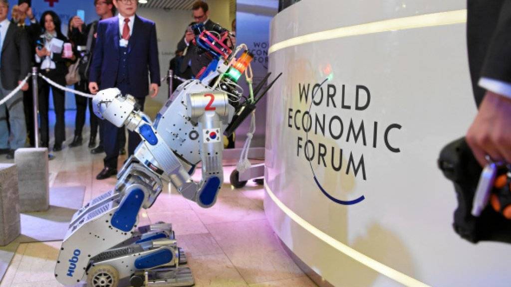 Die Roboter sind am diesjährigen WEF unübersehbar. Sie bieten auch Anlass für kontroverse Diskussionen um den künftigen Nutzen und die Risiken.