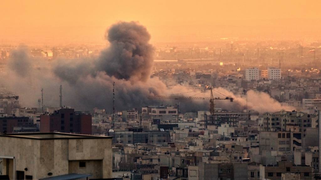 Eine Rauchwolke steigt nach einem amerikanisch-israelischen Militärschlag auf. Foto: Vahid Salemi/AP/dpa