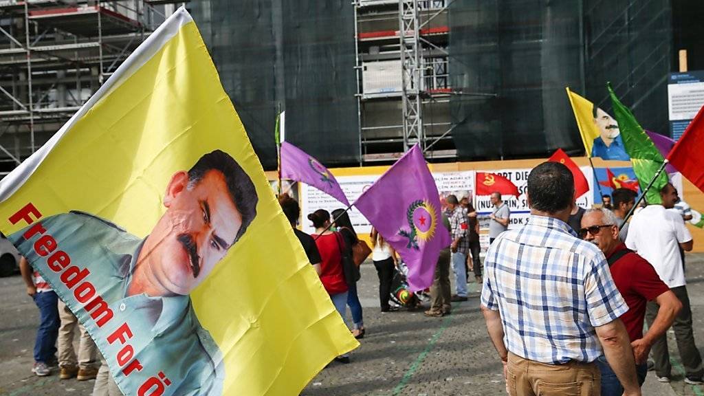 Rund 120 Personen demonstrierten in Zürich gegen die Repressionen des türkischen Präsidenten Recep Tayyip Erdogan.