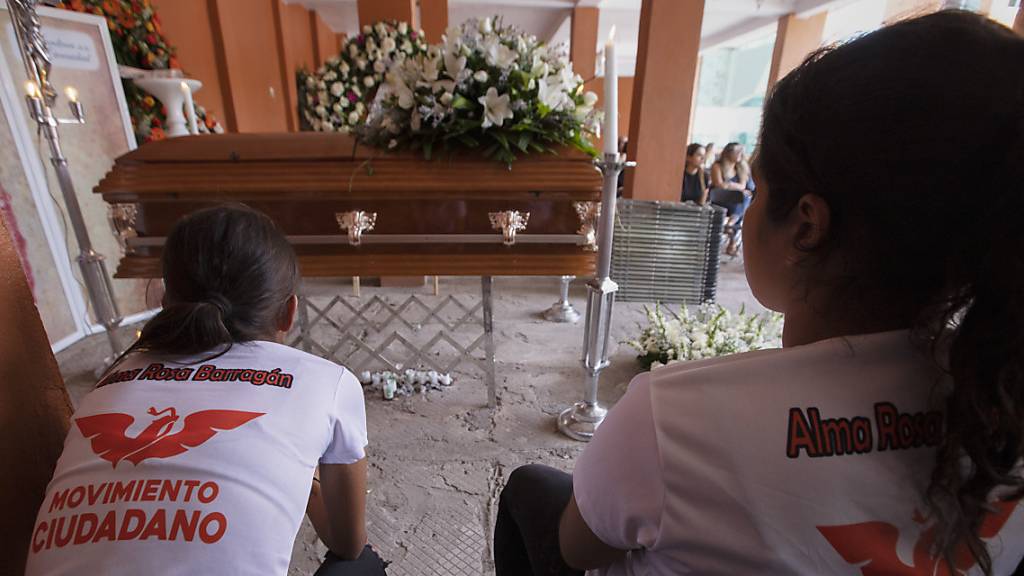 Zwei Frauen trauern neben dem Sarg einer Bürgermeisterkandidatin, die während ihres Wahlkampfes getötet wurde. Wenige Stunden vor der Parlaments- und Kommunalwahl wurde nun ein weiterer Kandidat erschossen. Foto: Armando Solis/AP/dpa