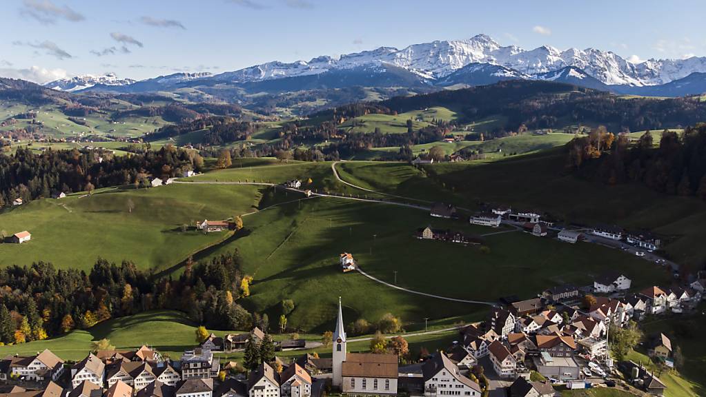 Appenzell Ausserrhoden – im Bild das Dorf Schwellbrunn in der Region Hinterland – soll in Zukunft statt 20 Gemeinden nur noch deren vier umfassen. (Archivbild)