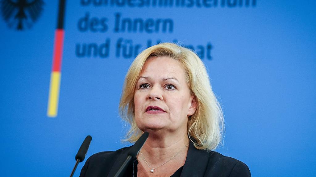 Bundesinnenministerin Nancy Faeser (SPD) stellt in einer Pressekonferenz das so genannte Rückführungsverbesserungsgesetz vor. Foto: Kay Nietfeld/dpa