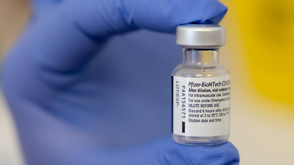 Eine Ampulle mit dem Impfstoff von Biontech/Pfizer. Foto: Michael Reichel/dpa-Zentralbild/dpa